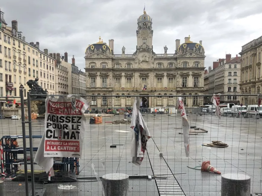 Affichage sauvage de Greenpeace pour réclamer plus de repas végétariens dans les cantines à Lyon