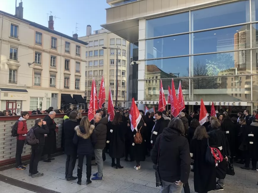 La colère des avocats gronde aussi à Lyon - VIDEO
