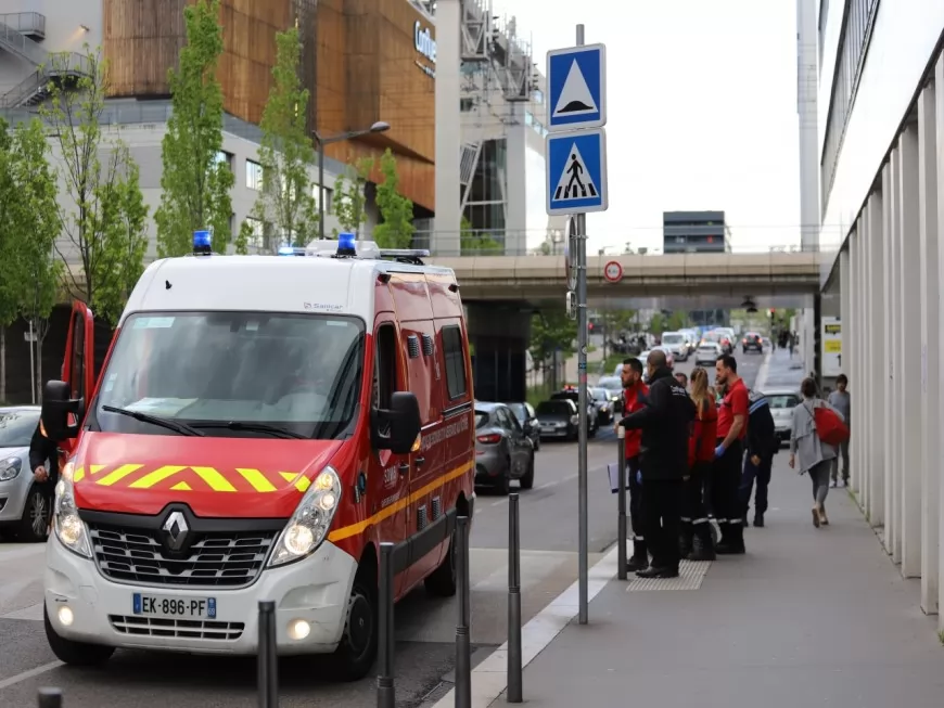 Lyon : un piéton renversé par une voiture à la sortie du centre commercial de Confluence