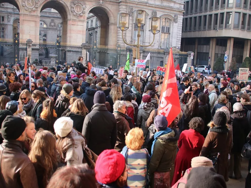 200 femmes dans les rues de Lyon pour dénoncer les propos de Donald Trump