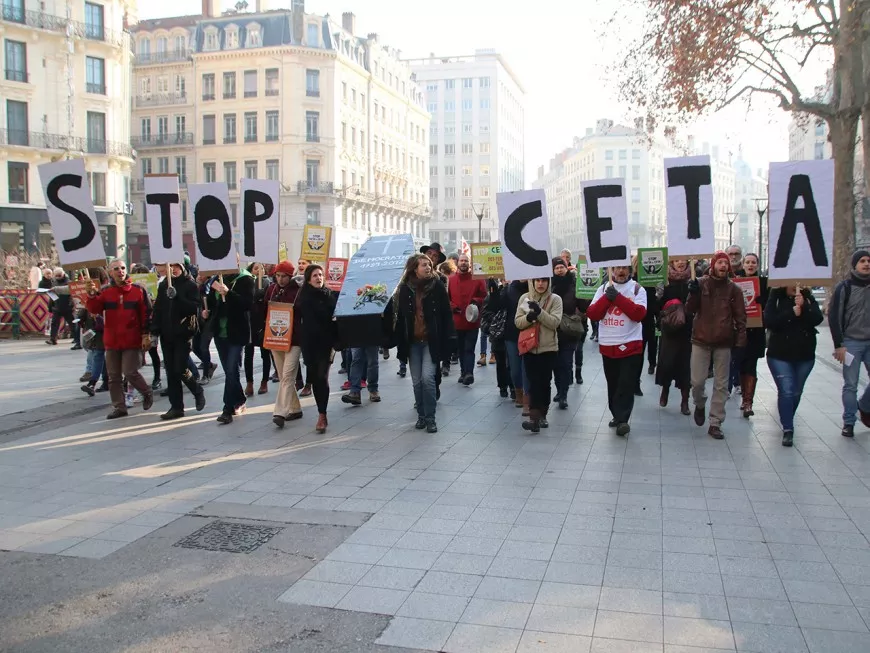 Lyon : un petit rassemblement contre le CETA