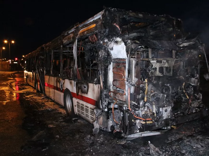 Vénissieux : un bus détruit par les flammes place Jules Grandclément