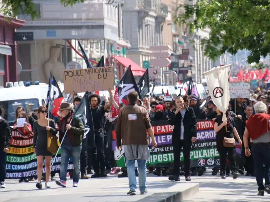 Lyon : des black blocs dans le cortège du 1er mai, des heurts à Bellecour - VIDEO