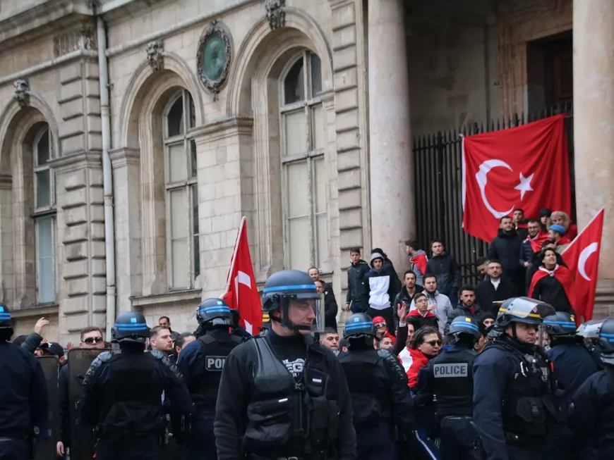 Des Turcs f&ecirc;tent bruyamment la victoire d&rsquo;Erdogan dans les rues de Lyon