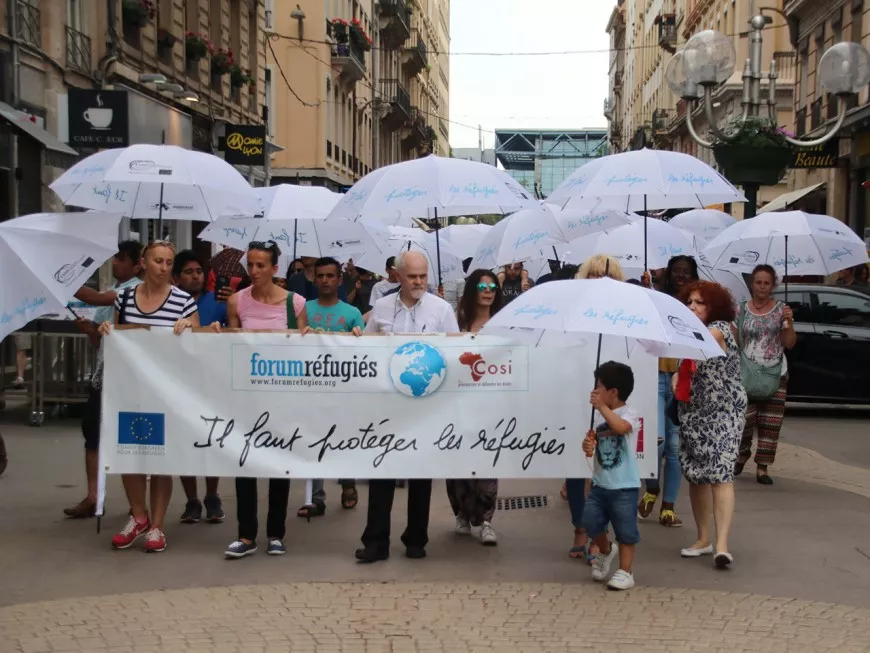 Une marche des parapluies à Lyon pour la journée mondiale du réfugié