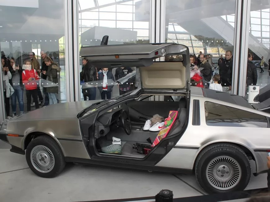 La DeLorean de Retour vers le Futur exposée au musée des Confluences