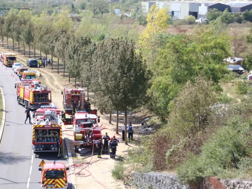 Un gros incendie dans un camp de Roms à Saint-Priest - VIDEOS