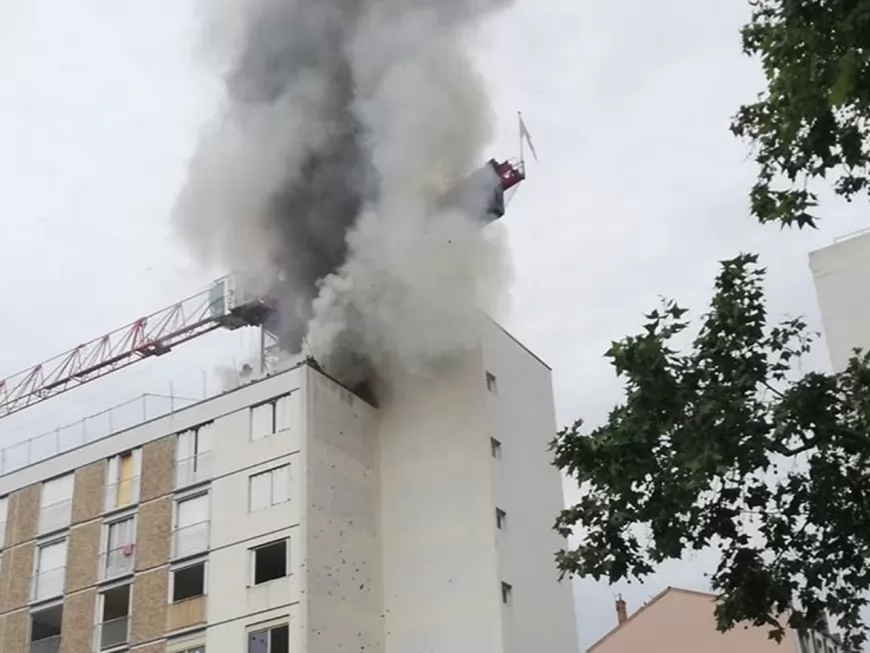 Un incendie provoque une épaisse fumée noire à Lyon