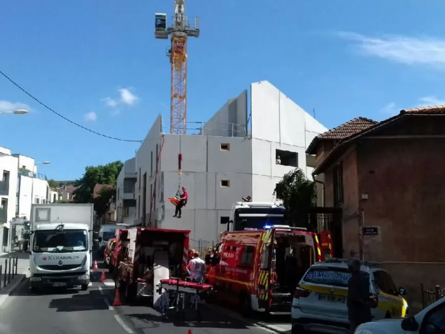 Lyon : une grue de chantier utilis&eacute;e par les pompiers pour sauver un bless&eacute;