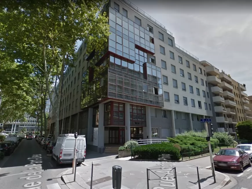 Impacts de balle sur un immeuble de la police à Lyon : une fronde utilisée plutôt qu’un fusil ?