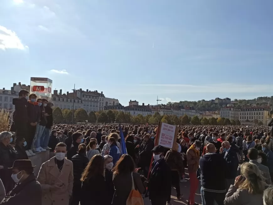 Lyon : plus de 12 000 personnes place Bellecour pour rendre hommage à Samuel Paty
