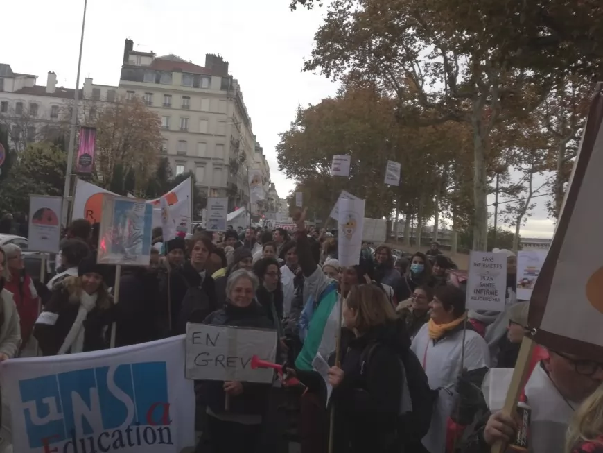Plus de 400 infirmières manifestent à Lyon