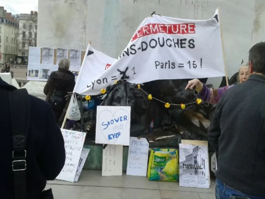 150 manifestants dans les rues de Lyon contre la fermeture des bains douches