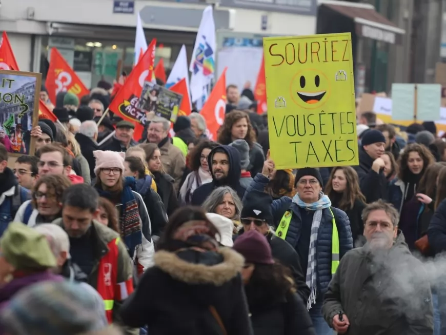 Réforme des retraites : une marche aux flambeaux organisée à Lyon