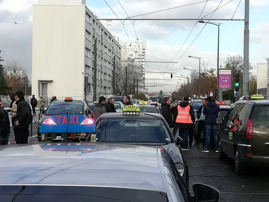 Ils veulent emprunter la voie de bus cours Lafayette : les taxis manifestent à Lyon