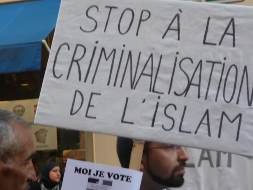 Lyon : manifestation en hommage aux victimes de l'attentat dans une mosquée du Sinaï