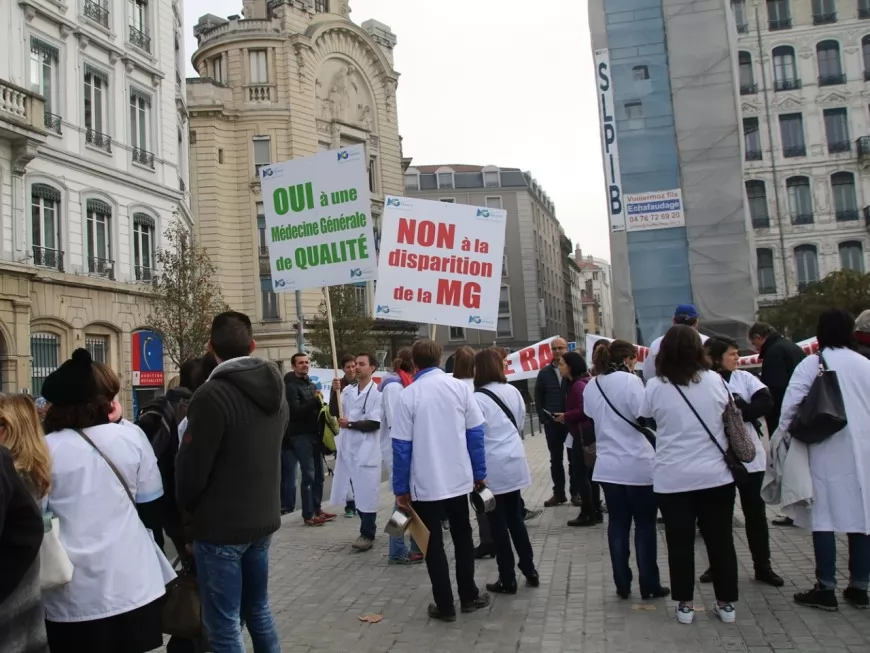 Les médecins dans la rue à Lyon contre le projet de loi Santé