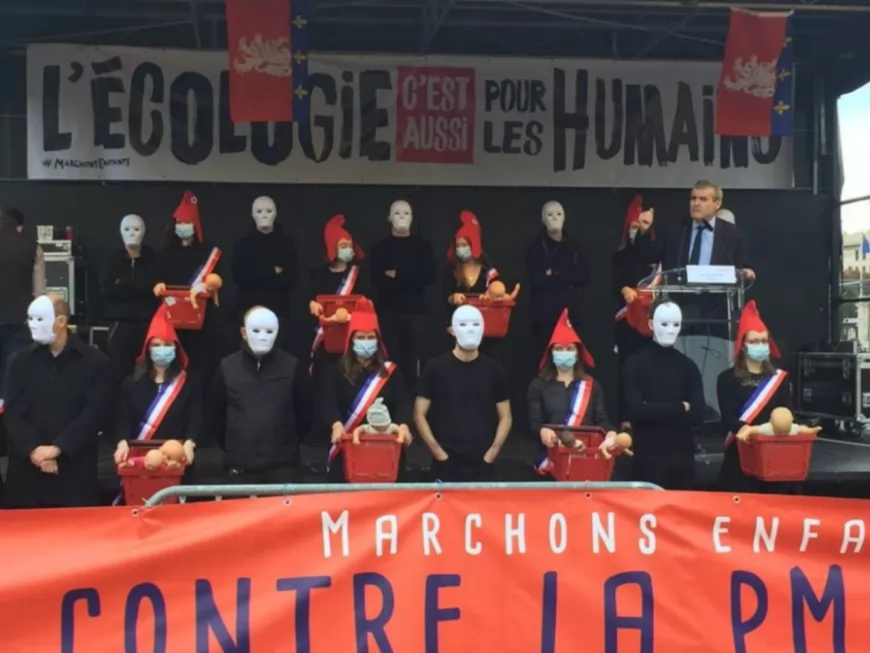 Lyon : environ 800 personnes place Bellecour contre le projet de loi bio&eacute;thique