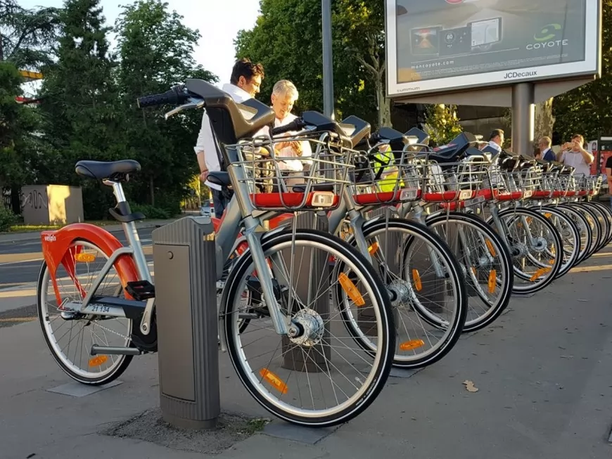 C'est fait ! Les 4000 nouveaux Vélo'v ont débarqué dans la nuit à Lyon - VIDEO