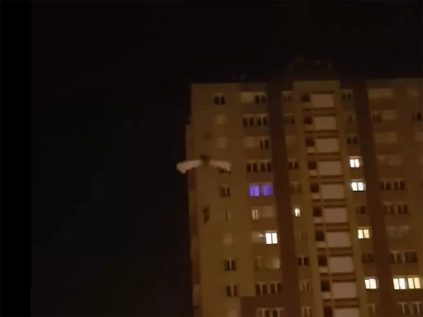 Croix-Rousse : il saute du toit d’un immeuble en parapente et obtient une bière à l’arrivée