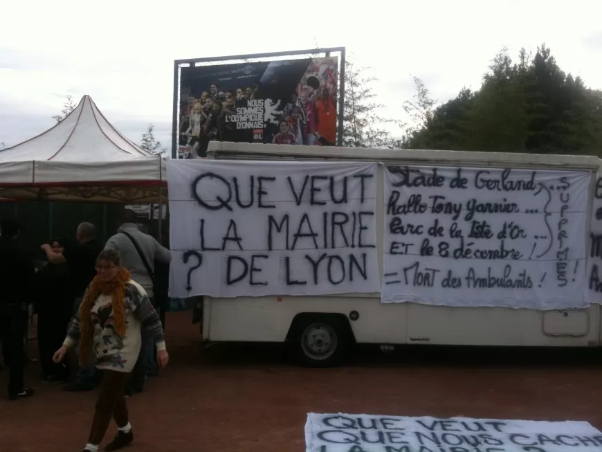 Fête des Lumières : les marchands ambulants manifestent contre la politique de la Ville de Lyon