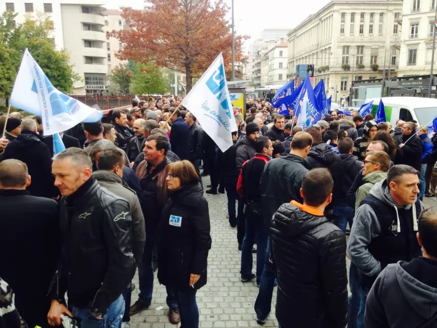 A Lyon, 600 policiers en colère ont manifesté pour clamer leur ras-le-bol