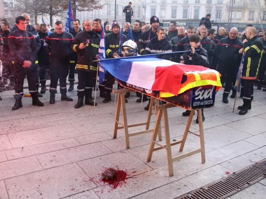 Lyon : 300 pompiers participent à de fausses funérailles
