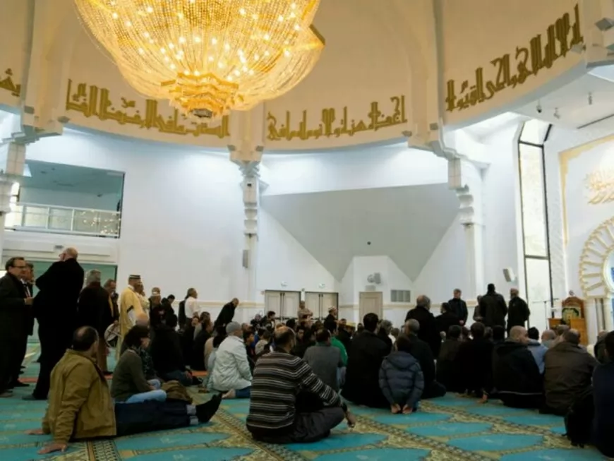 Des dizaines de musulmans à la prière pour la France à la Grande Mosquée de Lyon