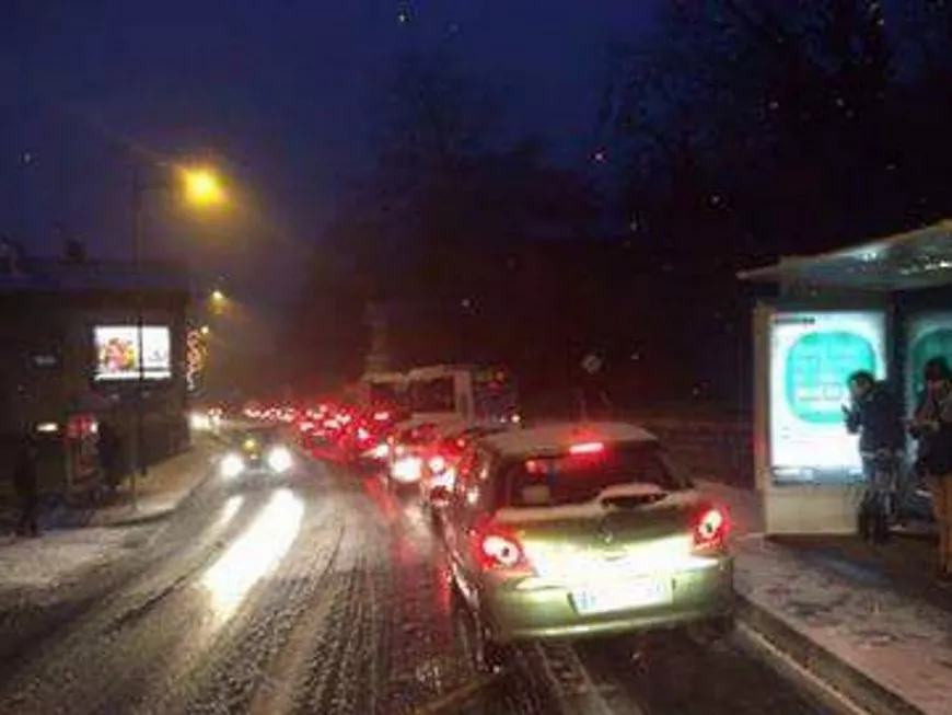 Premières neiges sur Lyon : des bouchons et des lignes de bus suspendues