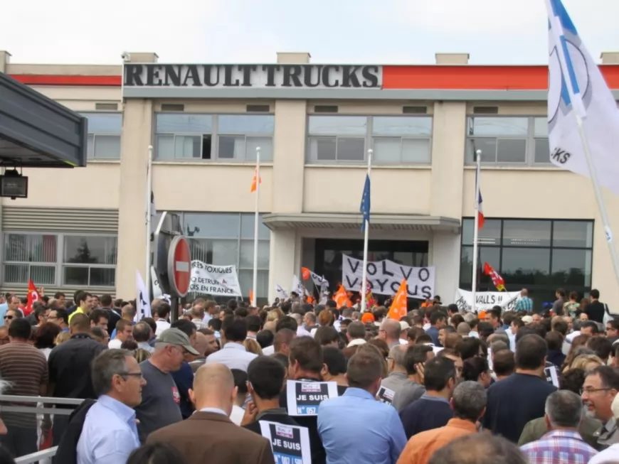 Rhône : 900 salariés de Renault Trucks manifestent devant le site de Vénissieux
