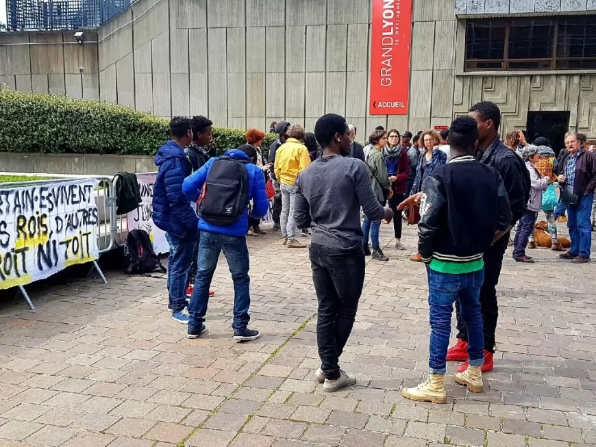 Les associations de défense des mineurs étrangers isolés manifestent devant la Métropole de Lyon