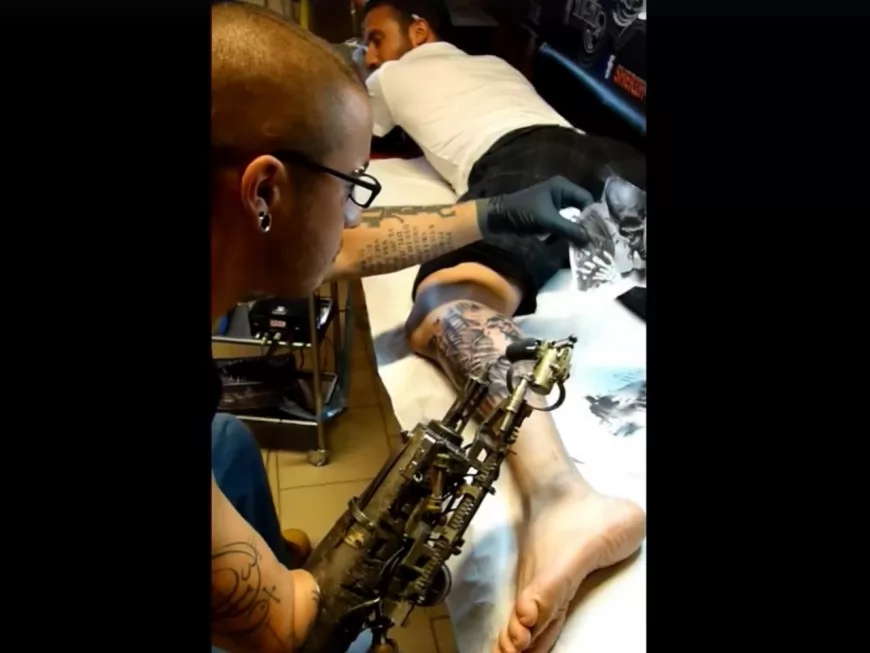 Un tatoueur lyonnais réalise un tatouage avec un bras biomécanique