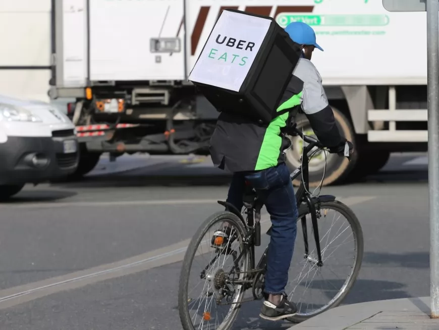 Lyon : les coursiers à vélo manifestent et appellent à une "déconnexion massive"