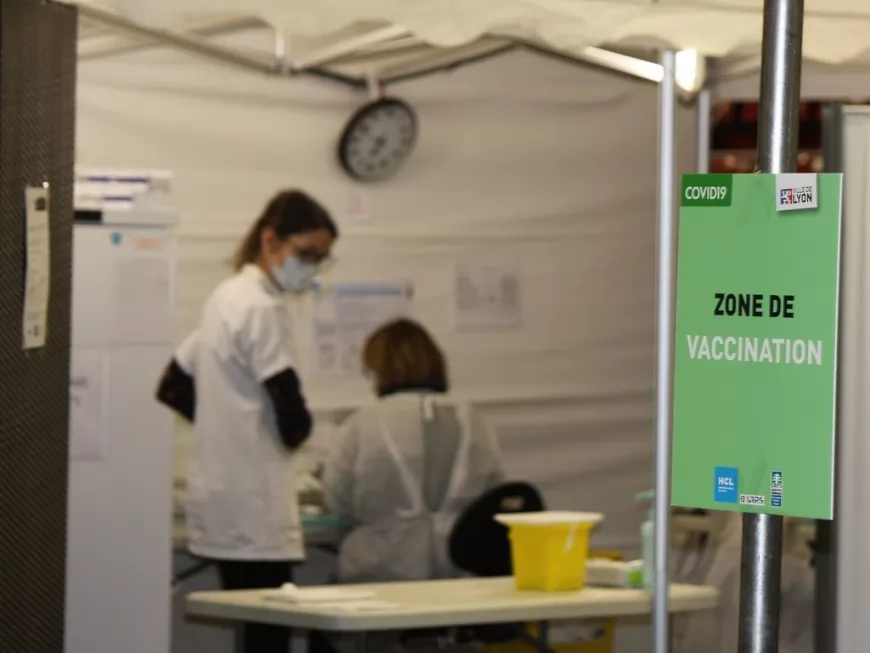 Centre de vaccination de Gerland : "il aurait été anormal de voir des files d'attente dehors"
