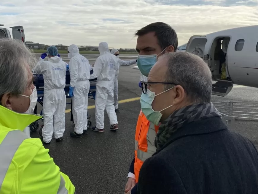Evacuation de patients : Olivier V&eacute;ran &agrave; l'a&eacute;roport de Lyon-Bron