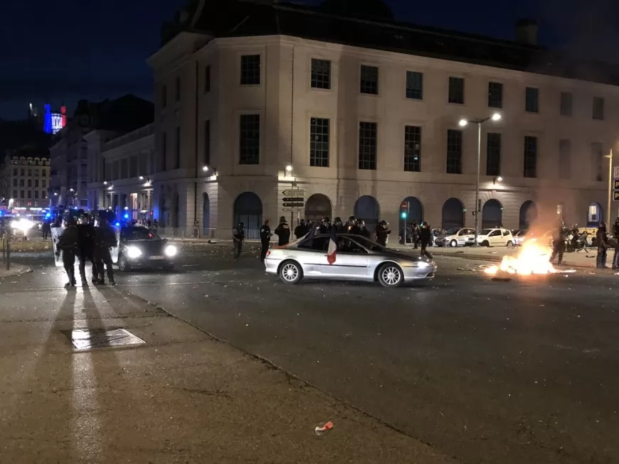 Victoire des Bleus : la fête gâchée à Lyon par des casseurs - VIDEOS