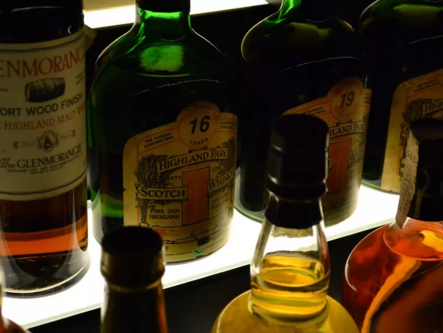 Lyon : il brise une vitre pour dérober 23 bouteilles de whisky