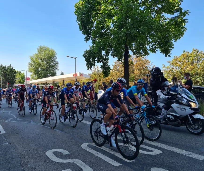 Tour de France : Tadej Pogacar remporte l'&eacute;tape entre Lyon et le Grand Colombier