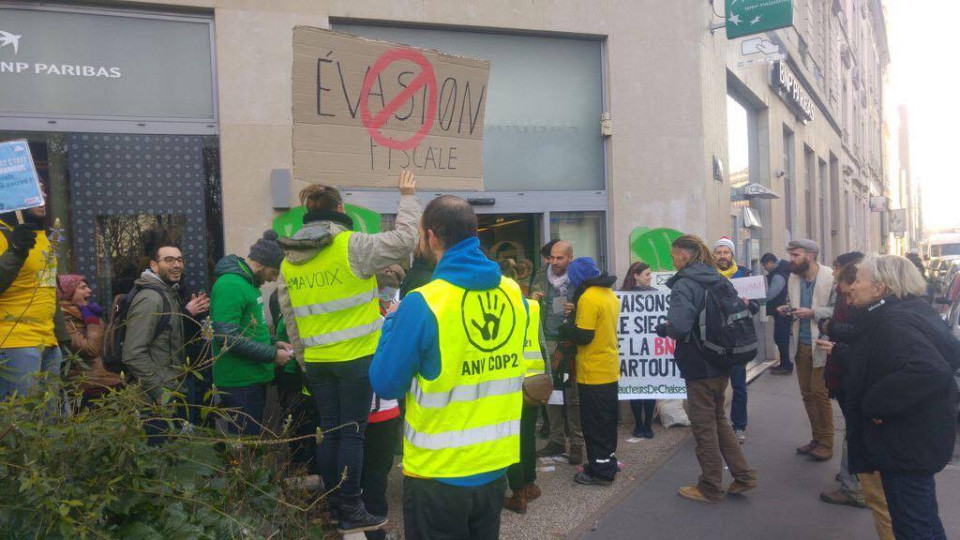 Les Faucheurs de chaises bloquent une banque contre l’évasion fiscale