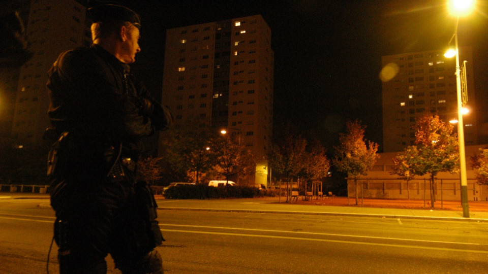 Près de Lyon : les policiers verbalisent pour non-respect du couvre-feu et finissent sous une pluie de projectiles