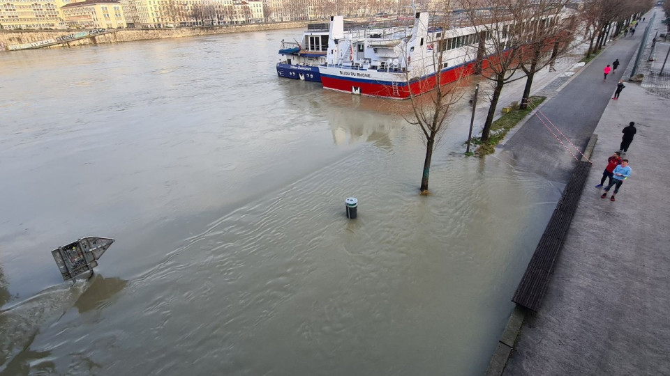 Lyon : une partie des berges du Rhône fermées au public en raison de la crue