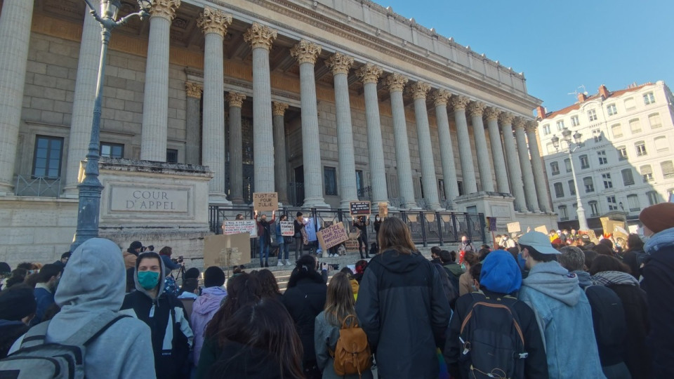Environ 200 personnes à Lyon pour soutenir Julie, qui accuse une vingtaine de pompiers de viol
