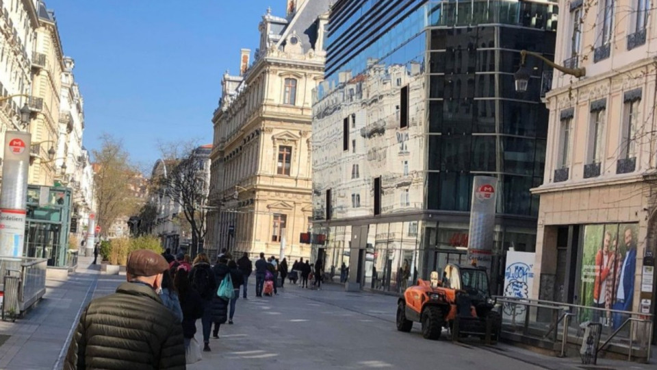 Lyon : grièvement touché d’un coup de couteau en plein jour rue de la République 