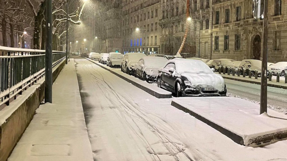 Jusqu'à 15 cm de neige attendus à Lyon : la Métropole prédit un "fort risque de blocage du trafic"