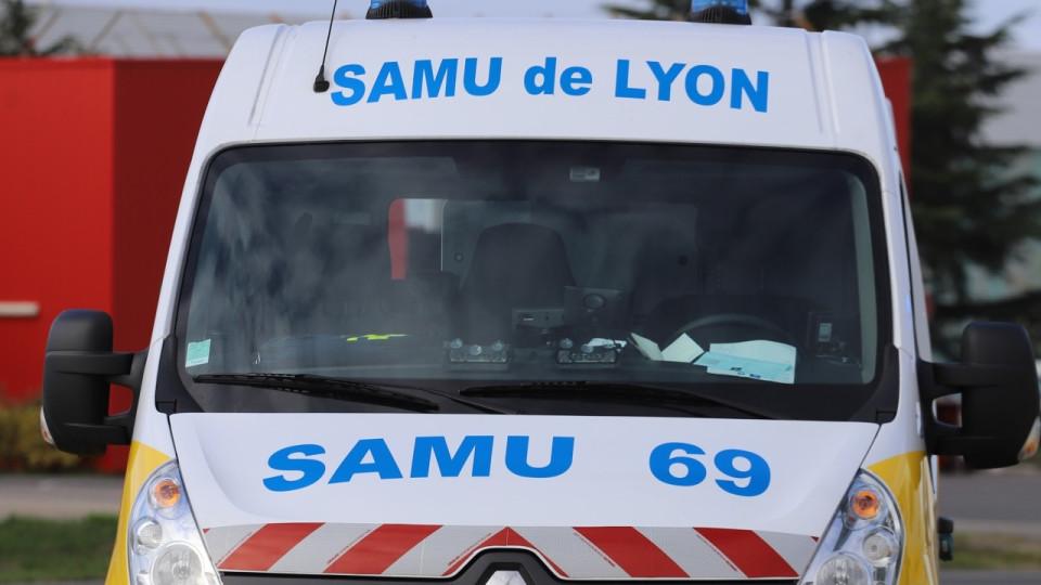 Près de Lyon : un conducteur légèrement blessé après avoir percuté un poteau électrique