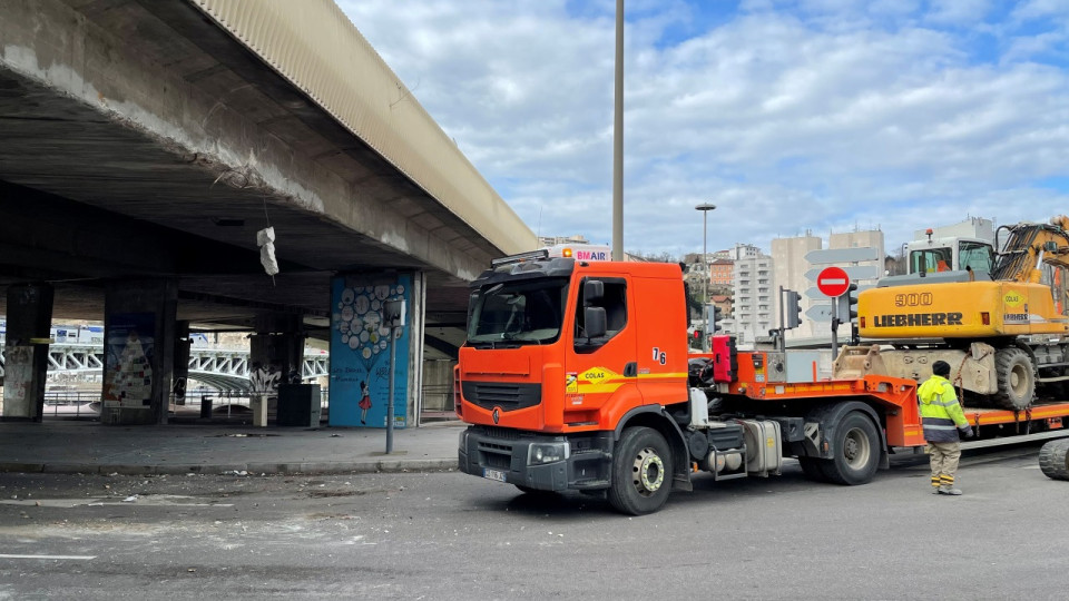 Lyon : il oublie qu'il transporte un engin de chantier et s'encastre dans un autopont de Perrache