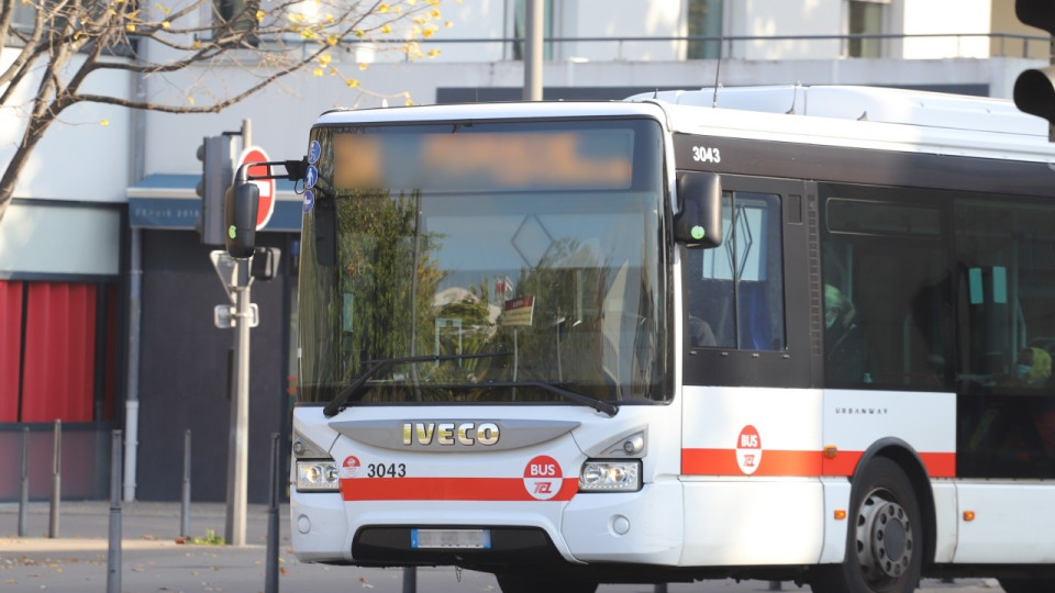 Près de Lyon : percuté par un bus TCL, un cycliste grièvement blessé 