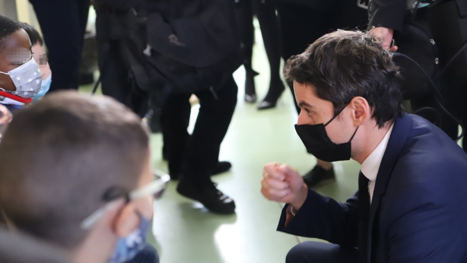 En déplacement dans une école près de Lyon, Gabriel Attal "salue la mobilisation" sur le déploiement de la campagne de tests salivaires