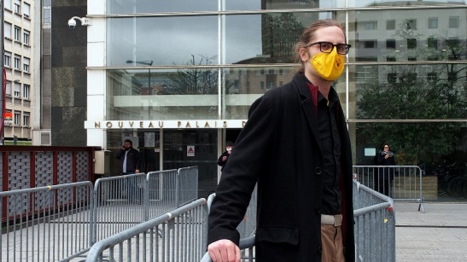 Lyon : 500 euros d'amende avec sursis pour le décrocheur de portrait de Villeurbanne