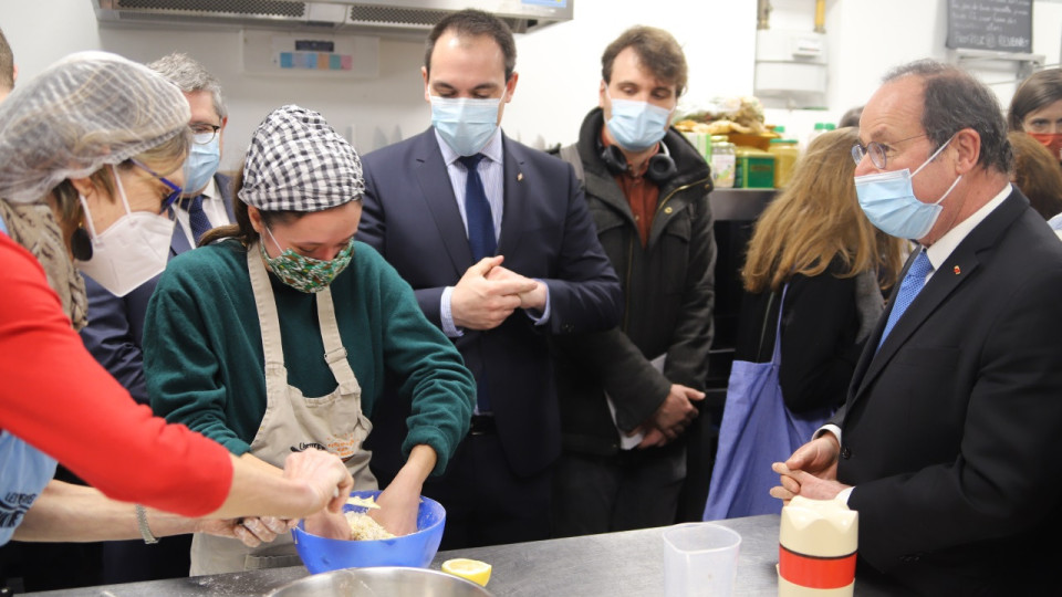 Lyon : François Hollande en visite dans une Petite Cantine solidaire